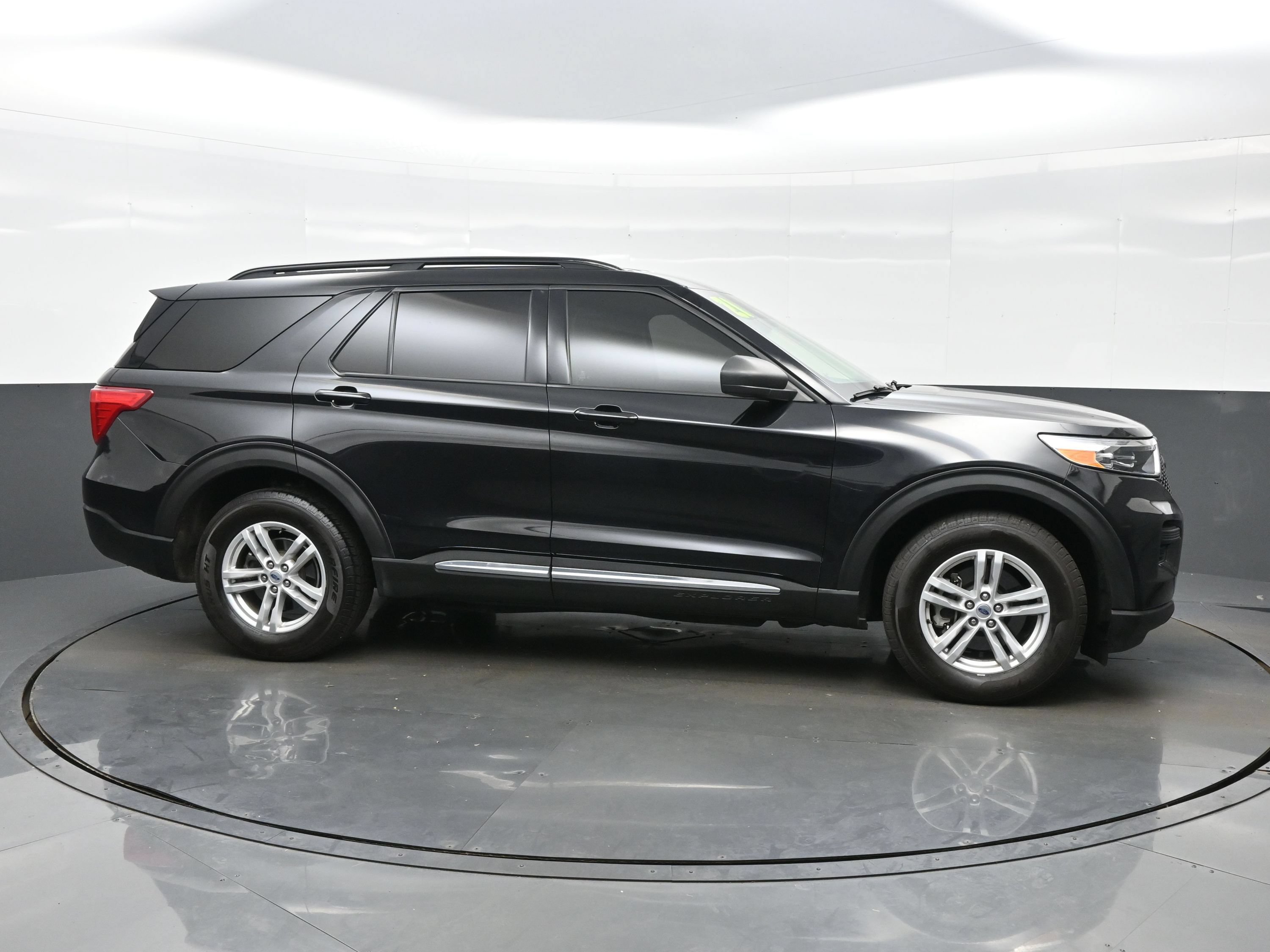 Used 2021 Ford Explorer XLT w/ Class III Trailer Tow Package AWD/4WD image 7