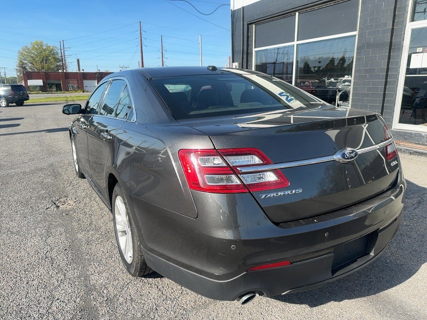 Used 2017 Ford Taurus SEL FWD image 3