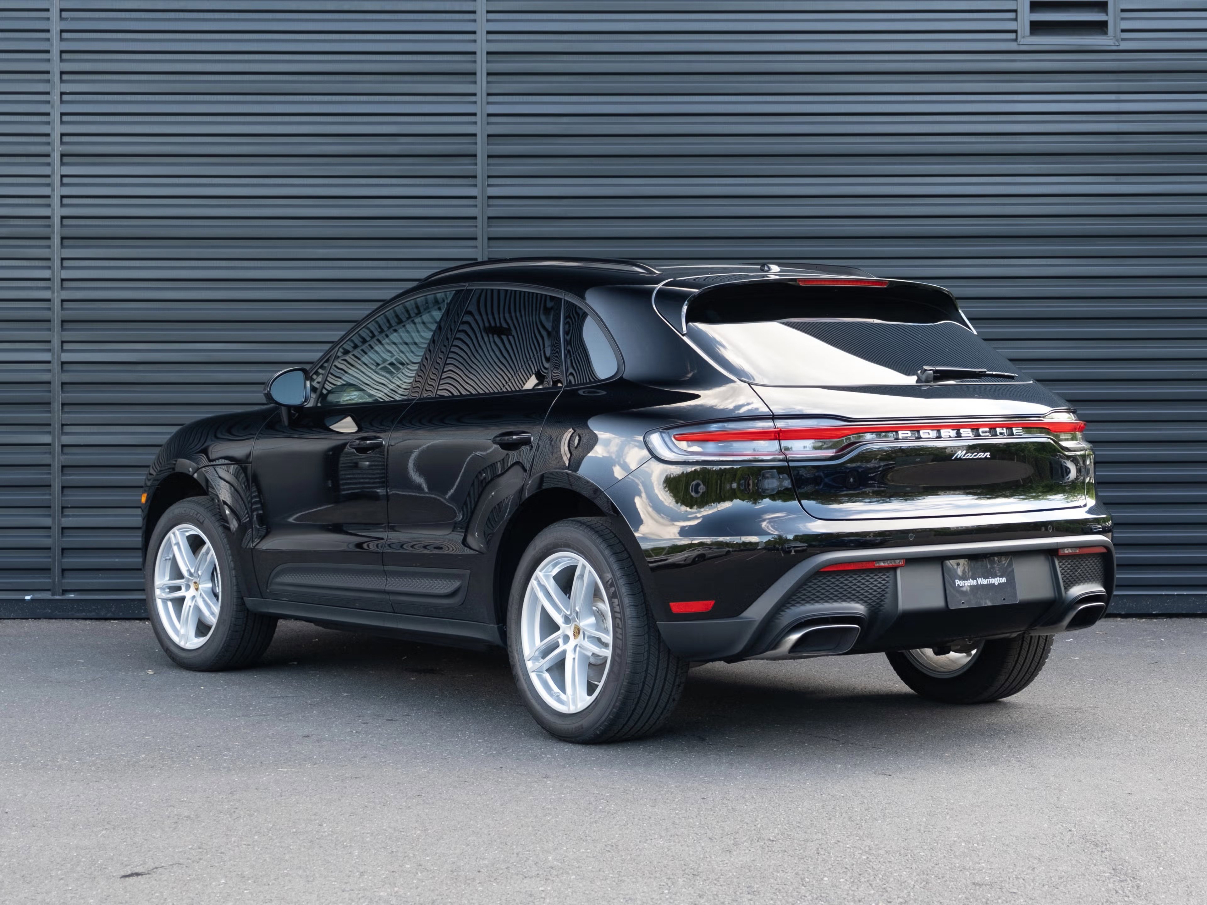 Certified 2025 Porsche Macan image 3