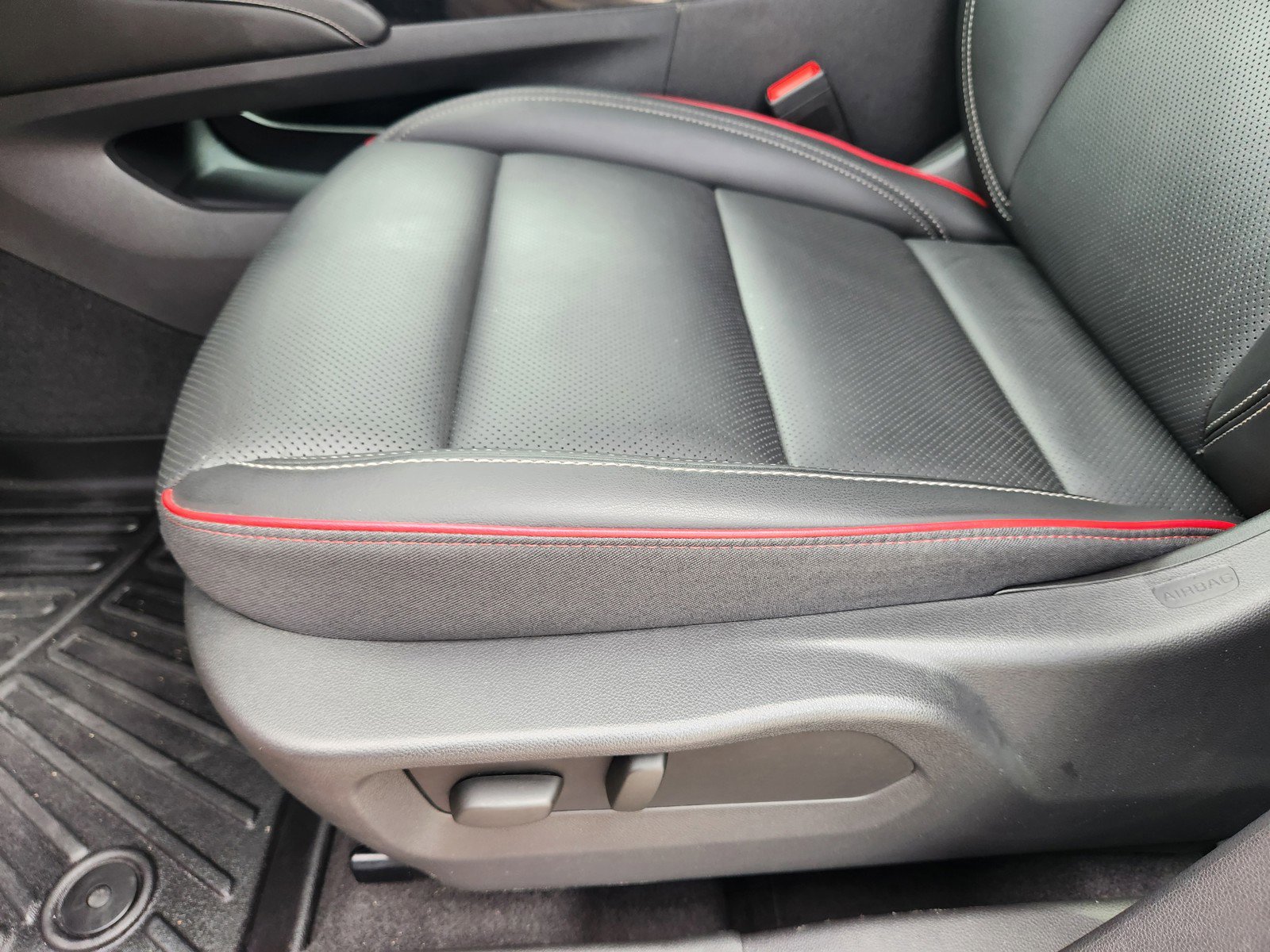 Used 2023 Buick Envision Essence w/ Sport Touring Package image 21