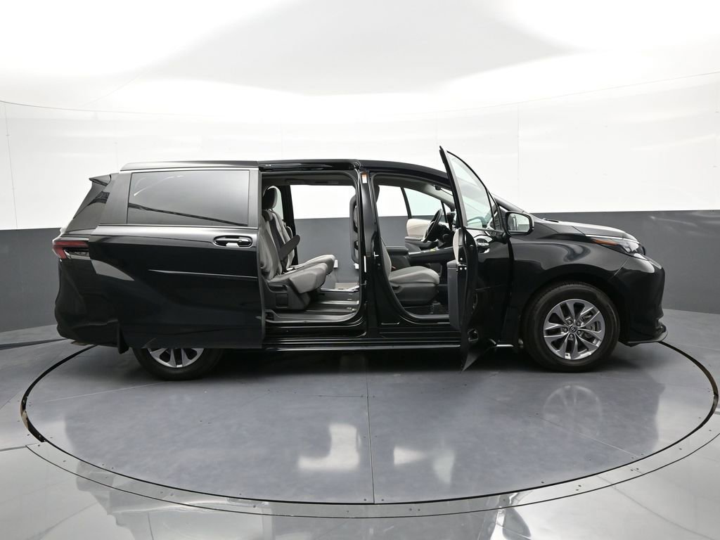 Used 2024 Toyota Sienna LE w/ Protection Package (TMS) AWD/4WD image 38