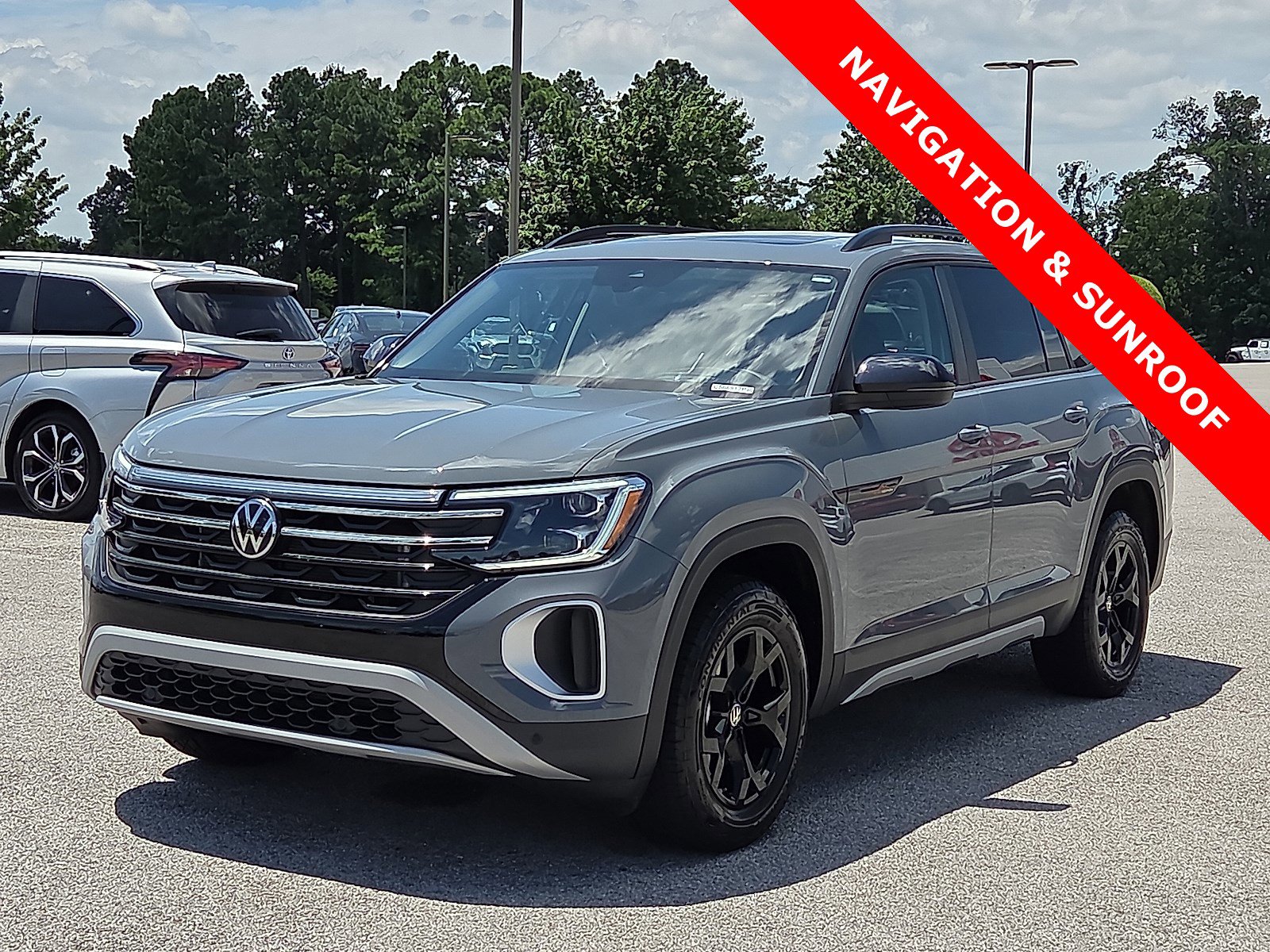 Used 2024 Volkswagen Atlas Peak Edition SEL image 2