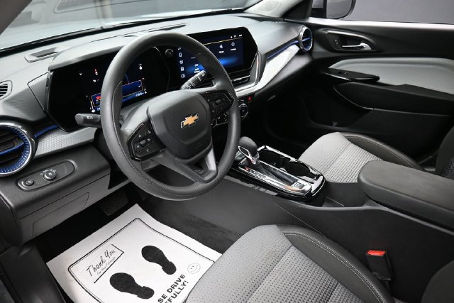 Used 2025 Chevrolet Trax LT FWD image 19