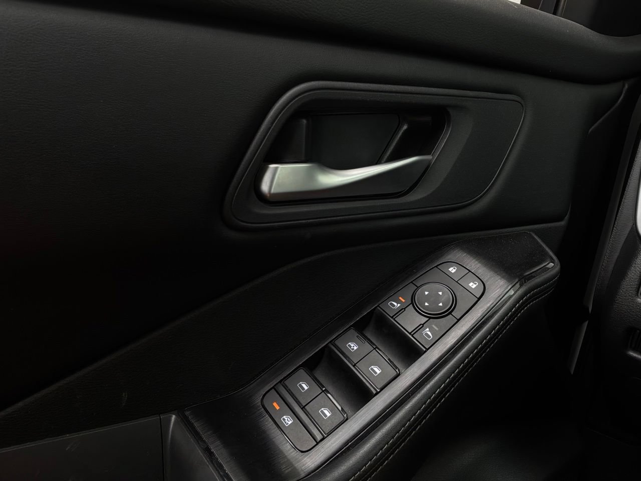 Used 2025 Nissan Rogue SV FWD image 21