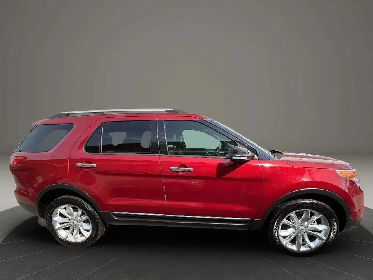 Used 2014 Ford Explorer XLT w/ Equipment Group 202A AWD/4WD image 4