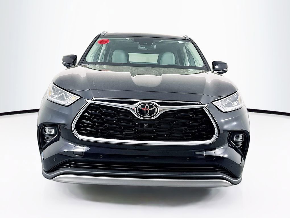 New 2026 Toyota Highlander Platinum image 2