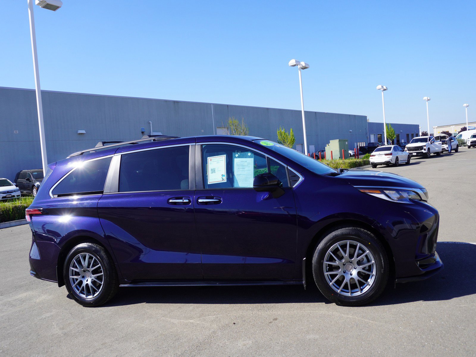 Used 2024 Toyota Sienna XSE w/ XSE Plus Package image 4