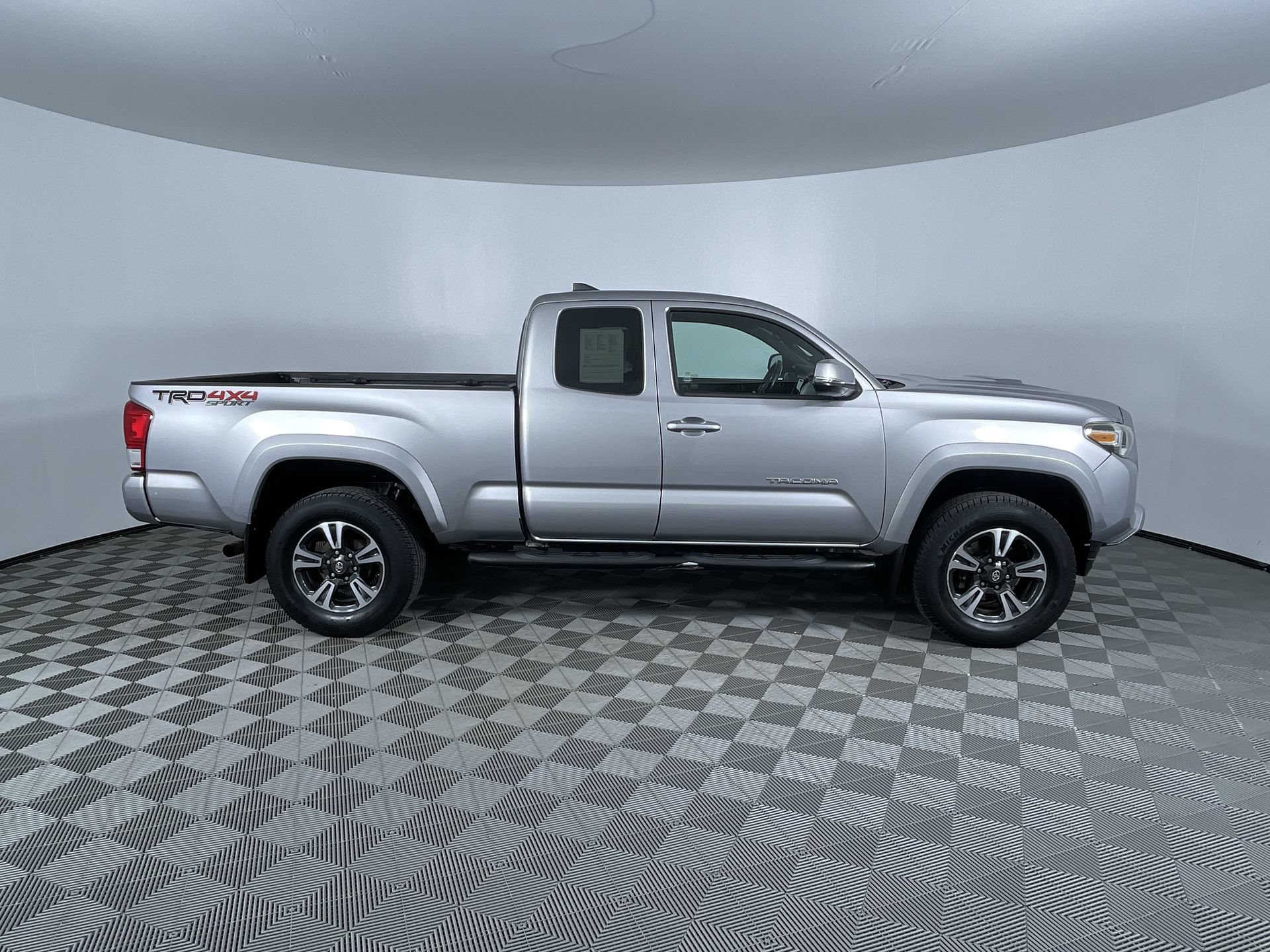 Used 2018 Toyota Tacoma TRD Sport AWD/4WD image 10