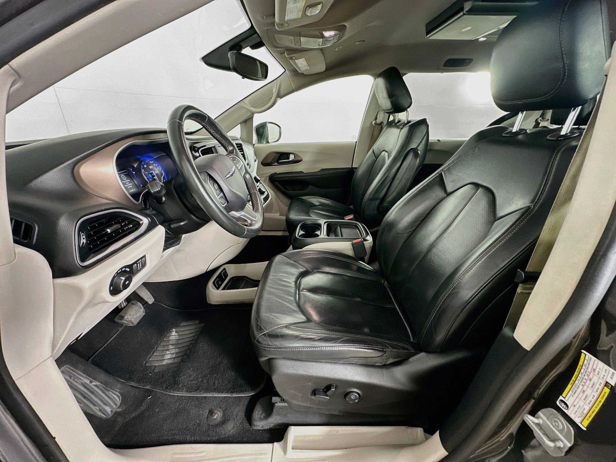 Used 2018 Chrysler Pacifica Touring-L FWD image 13