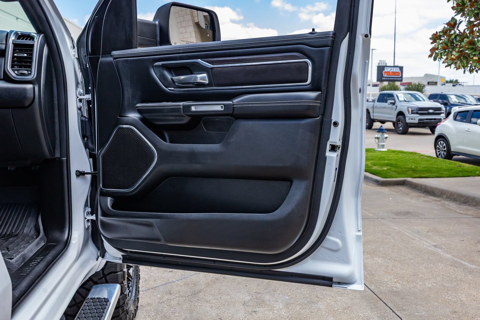 Used 2025 RAM 1500 Laramie w/ Sport Appearance Package AWD/4WD image 38