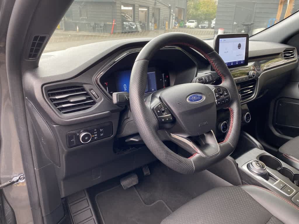 Used 2025 Ford Escape ST-Line Select AWD/4WD image 2