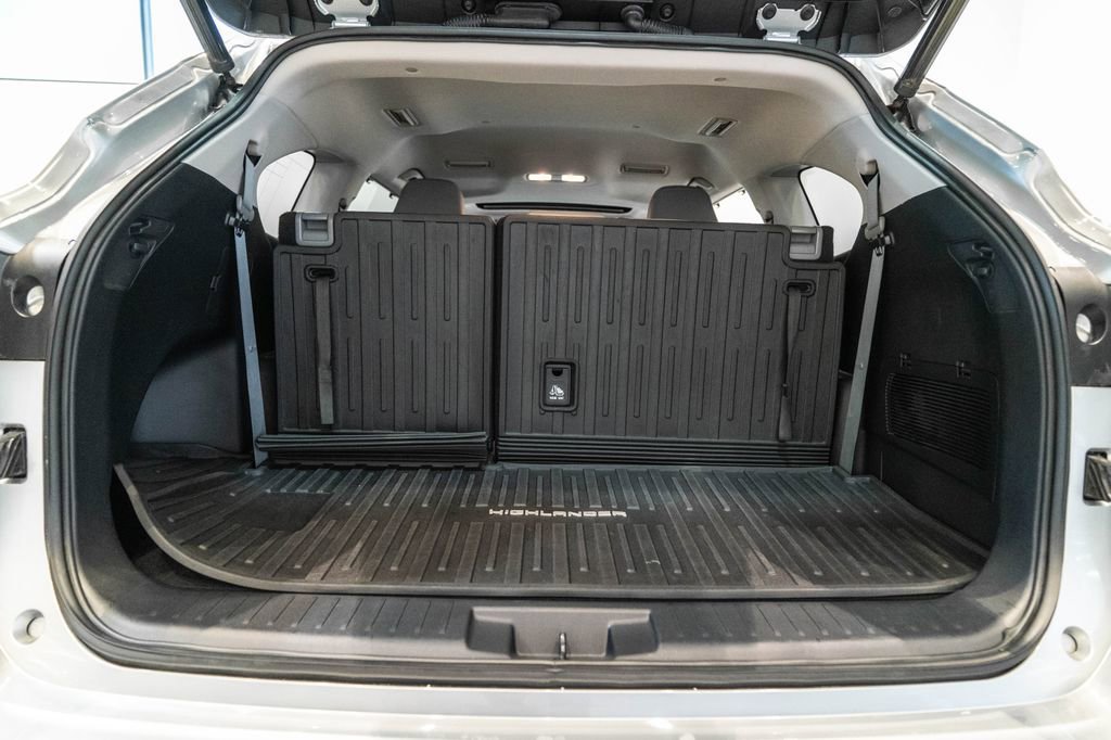 Used 2020 Toyota Highlander XLE AWD/4WD image 37