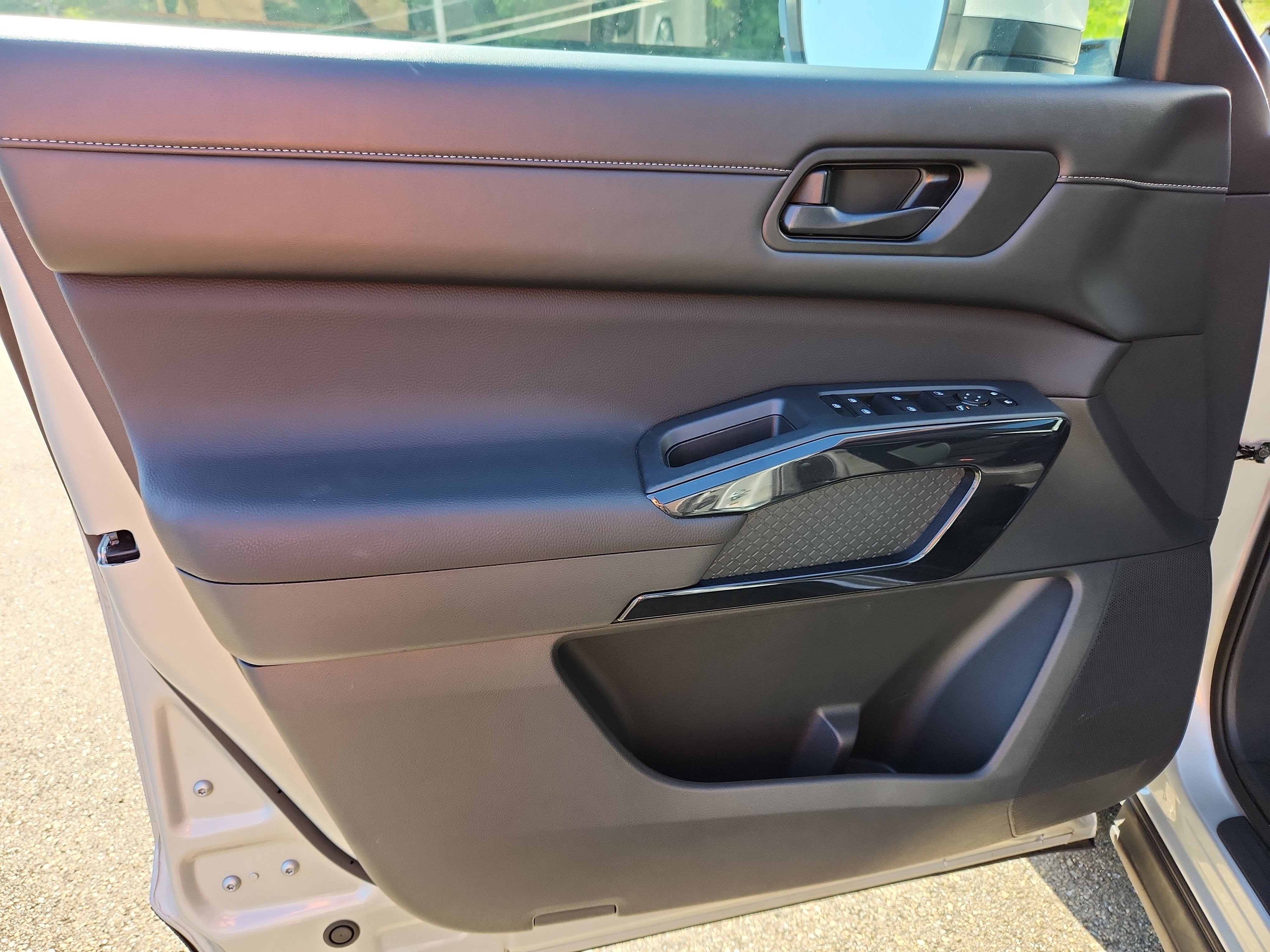 Used 2025 Nissan Pathfinder SV image 21