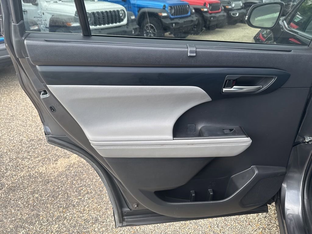 Used 2023 Toyota Highlander L image 6