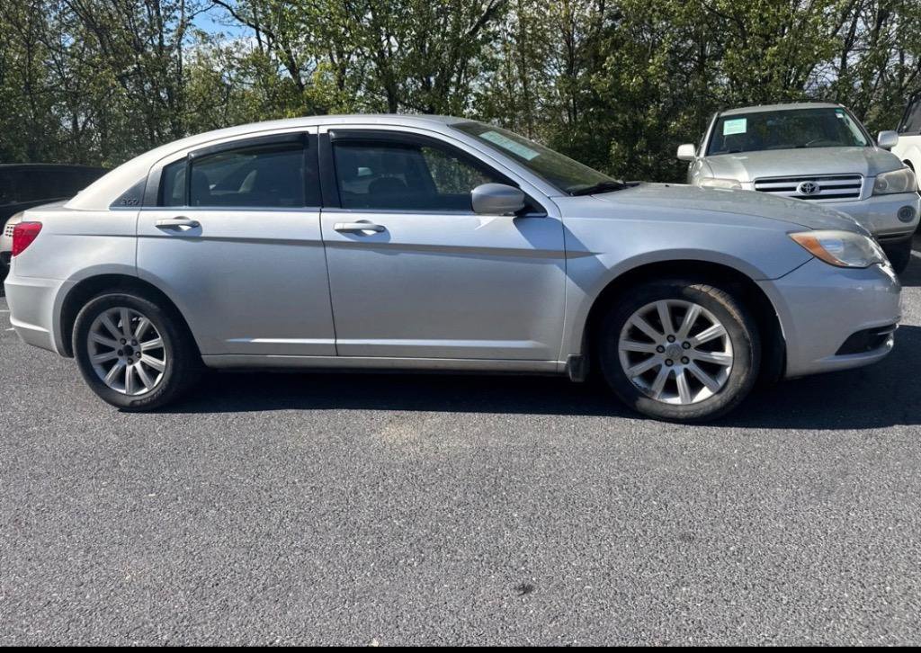 Used 2011 Chrysler 200 Touring FWD image 4