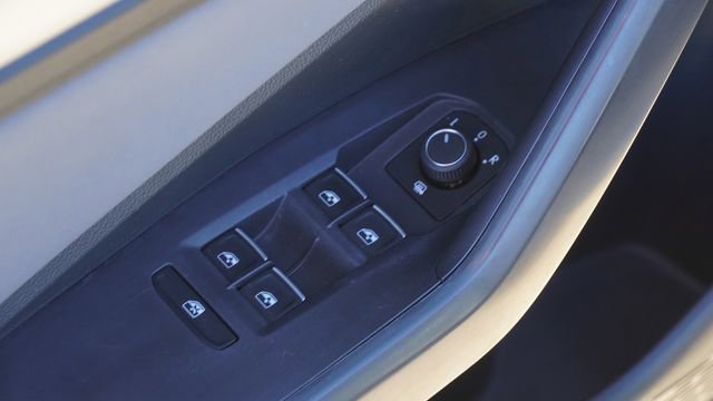 Used 2025 Volkswagen Jetta SE image 19