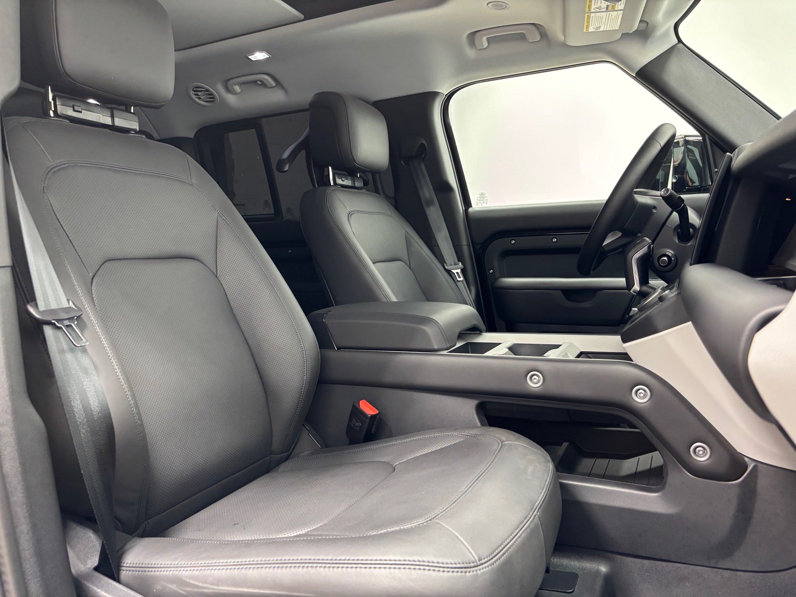 New 2025 Land Rover Defender 130 X-Dynamic SE AWD/4WD image 31