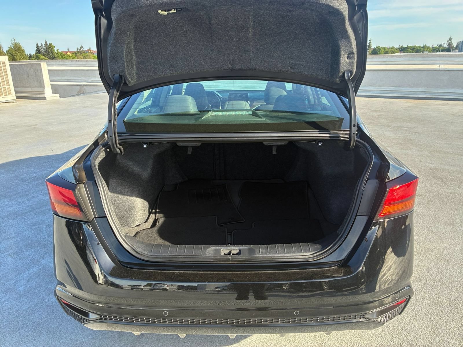Used 2025 Nissan Altima 2.5 SV FWD image 30