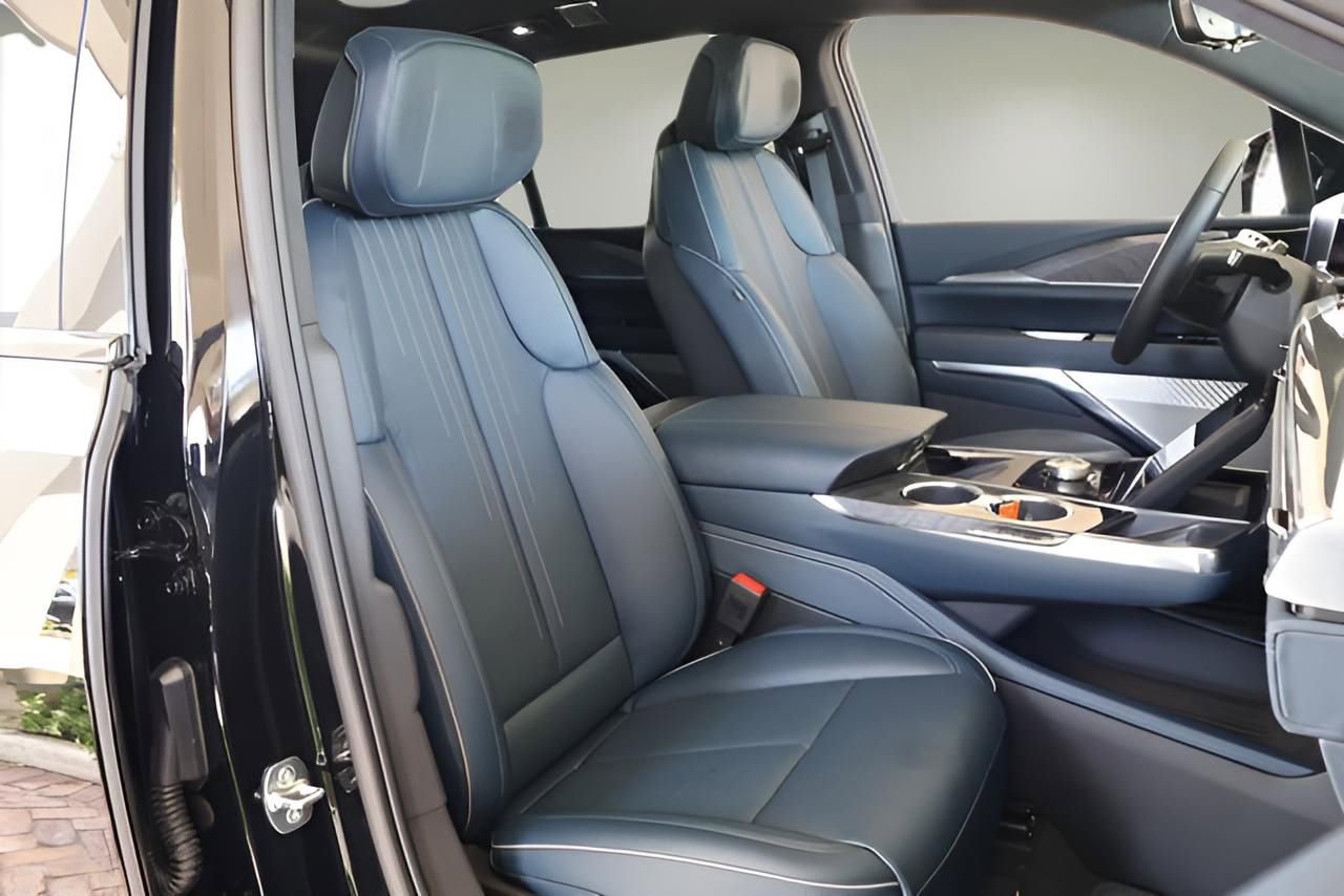 New 2025 Cadillac Escalade IQ Luxury 2 w/ LPO, Radiant Package image 16