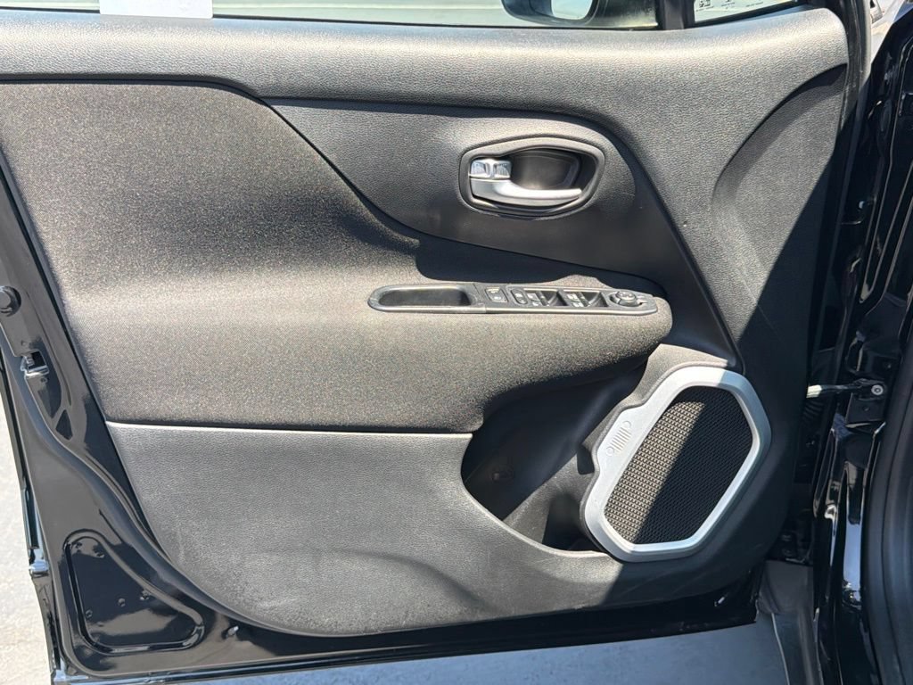 Used 2018 Jeep Renegade Latitude w/ UConnect 8.4 Nav Group FWD image 18