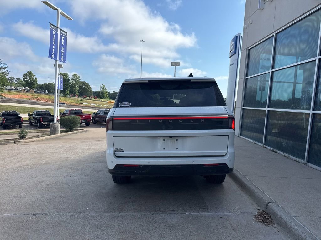 Used 2025 Lincoln Navigator Reserve AWD/4WD image 6