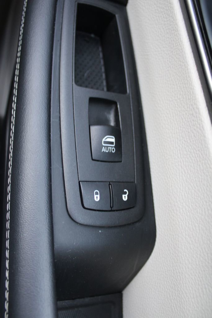 Used 2024 Chrysler Pacifica Select FWD image 24