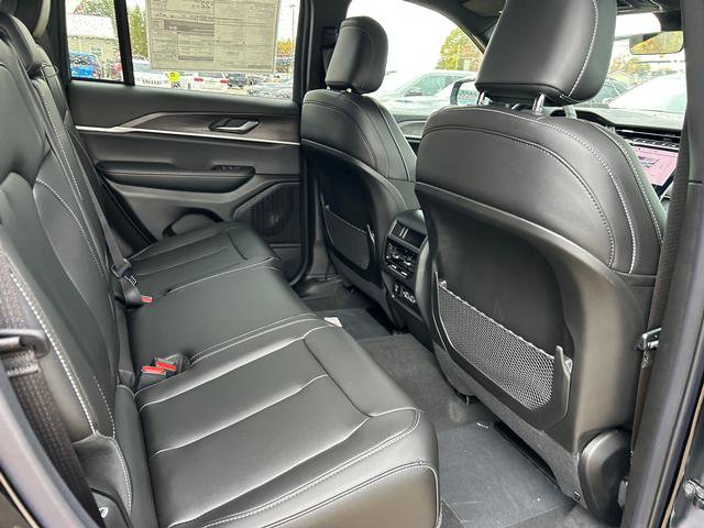 New 2025 Jeep Grand Cherokee Limited w/ Black Appearance Package image 21