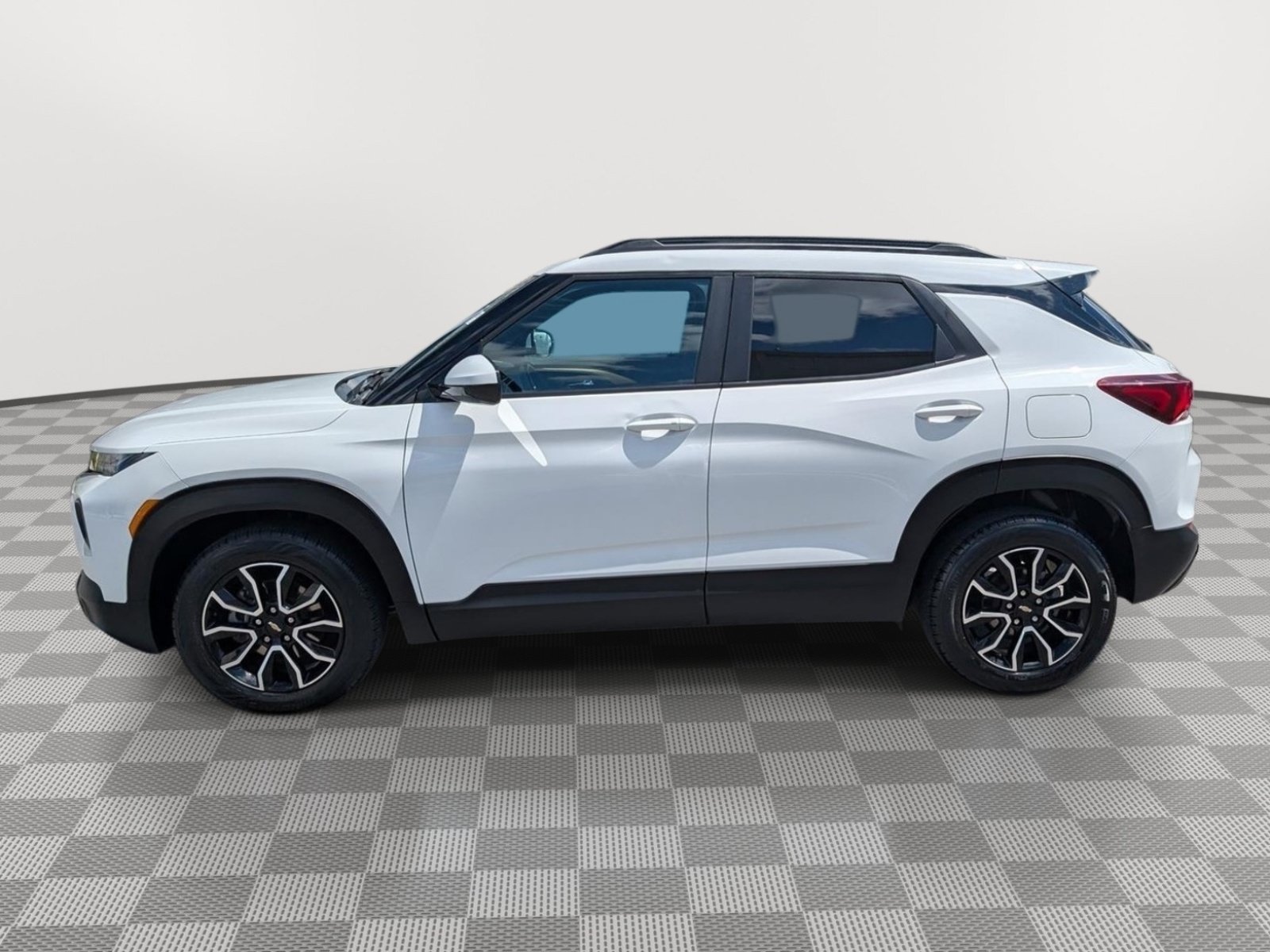 Used 2023 Chevrolet TrailBlazer ACTIV w/ Convenience Package FWD image 2