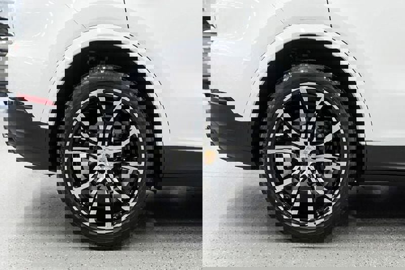 Used 2023 Porsche Cayenne Platinum Edition image 32