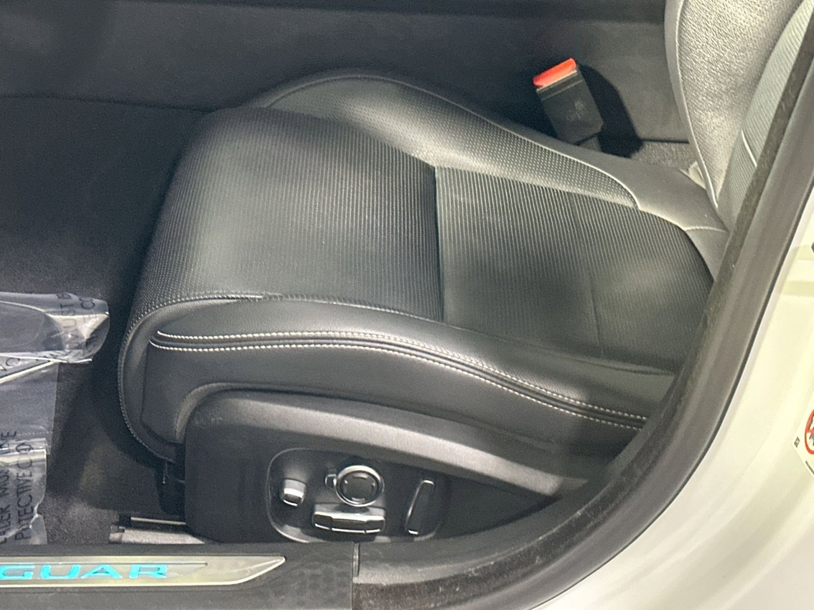 Used 2022 Jaguar XF R-Dynamic SE image 14