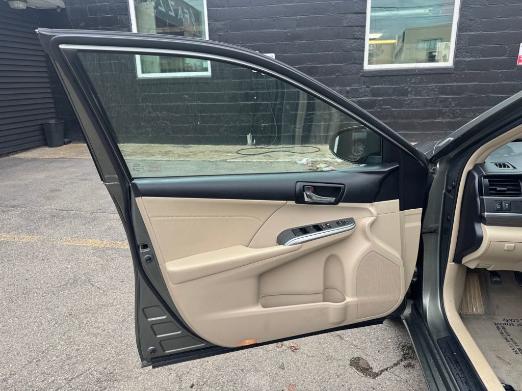 Used 2013 Toyota Camry XLE w/ Leather Pkg image 19