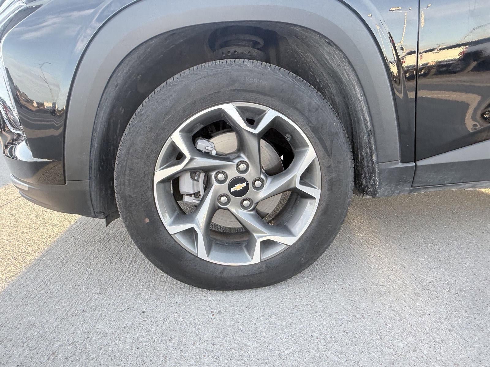 Used 2025 Chevrolet Trax LT FWD image 32