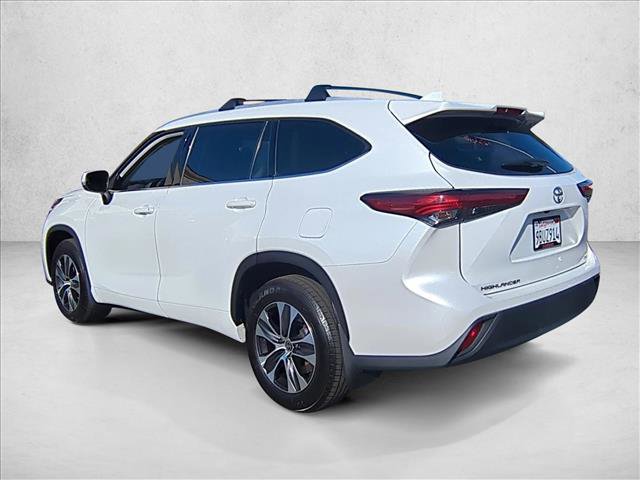 Used 2022 Toyota Highlander XLE image 3