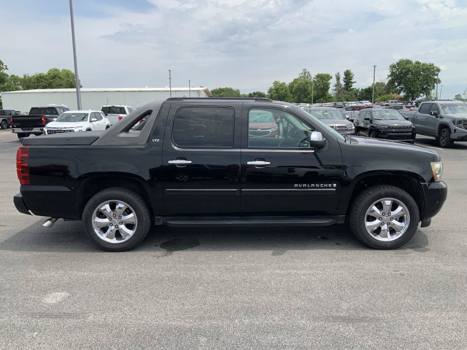 Used 2008 Chevrolet Avalanche LTZ w/ LTZ Preferred Equipment Group AWD/4WD image 12