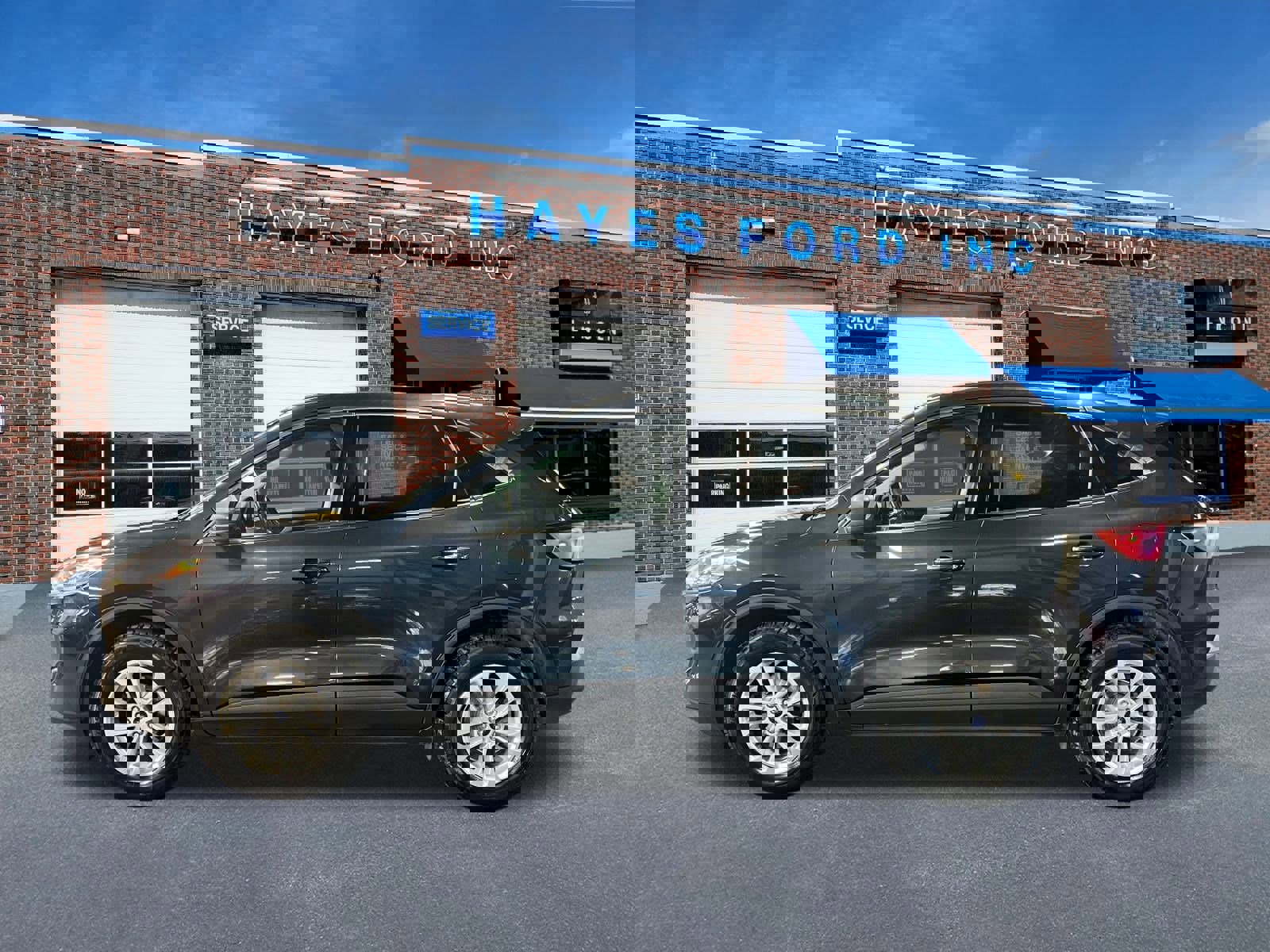 Used 2022 Ford Escape SE w/ Cold Weather Package image 2
