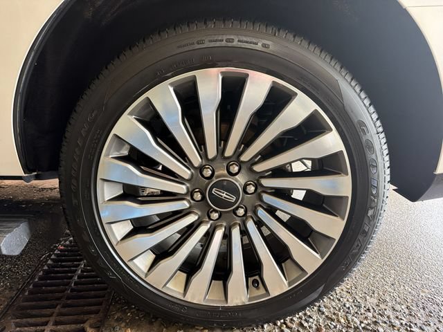 Used 2019 Lincoln Navigator Reserve AWD/4WD image 10