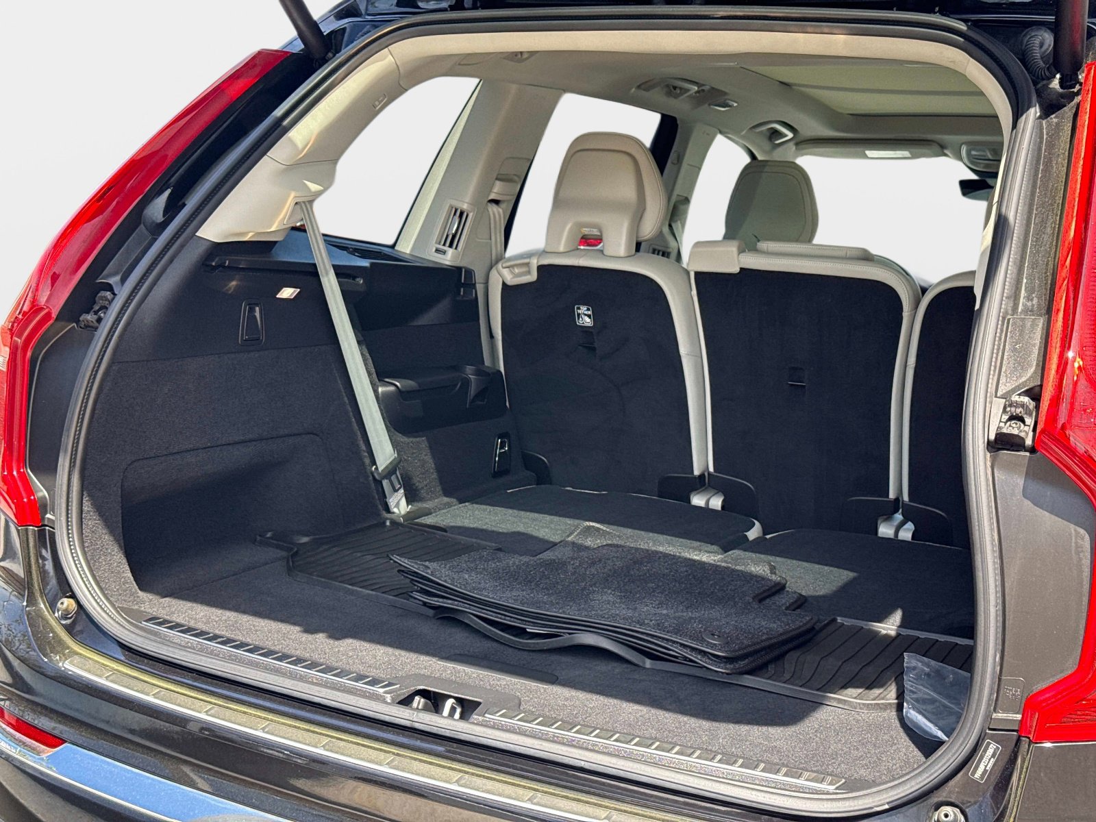 Certified 2025 Volvo XC90 T8 Plus w/ Protection Package Premier image 12