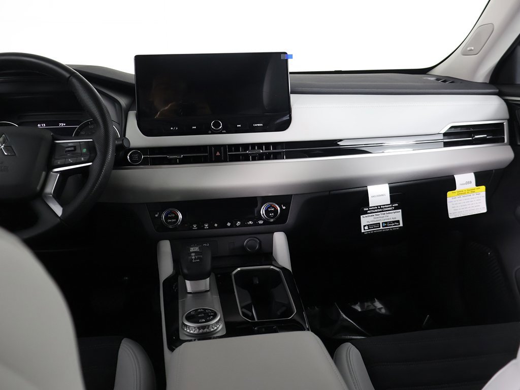 New 2025 Mitsubishi Outlander SE image 44