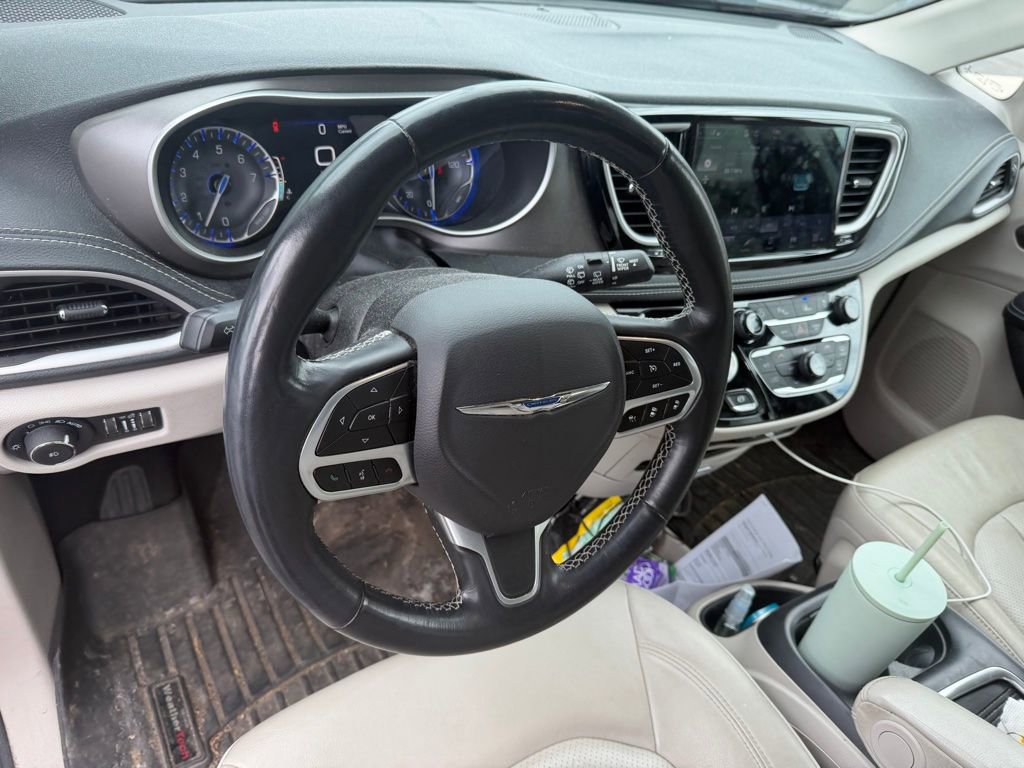 Used 2021 Chrysler Pacifica Touring-L FWD image 6