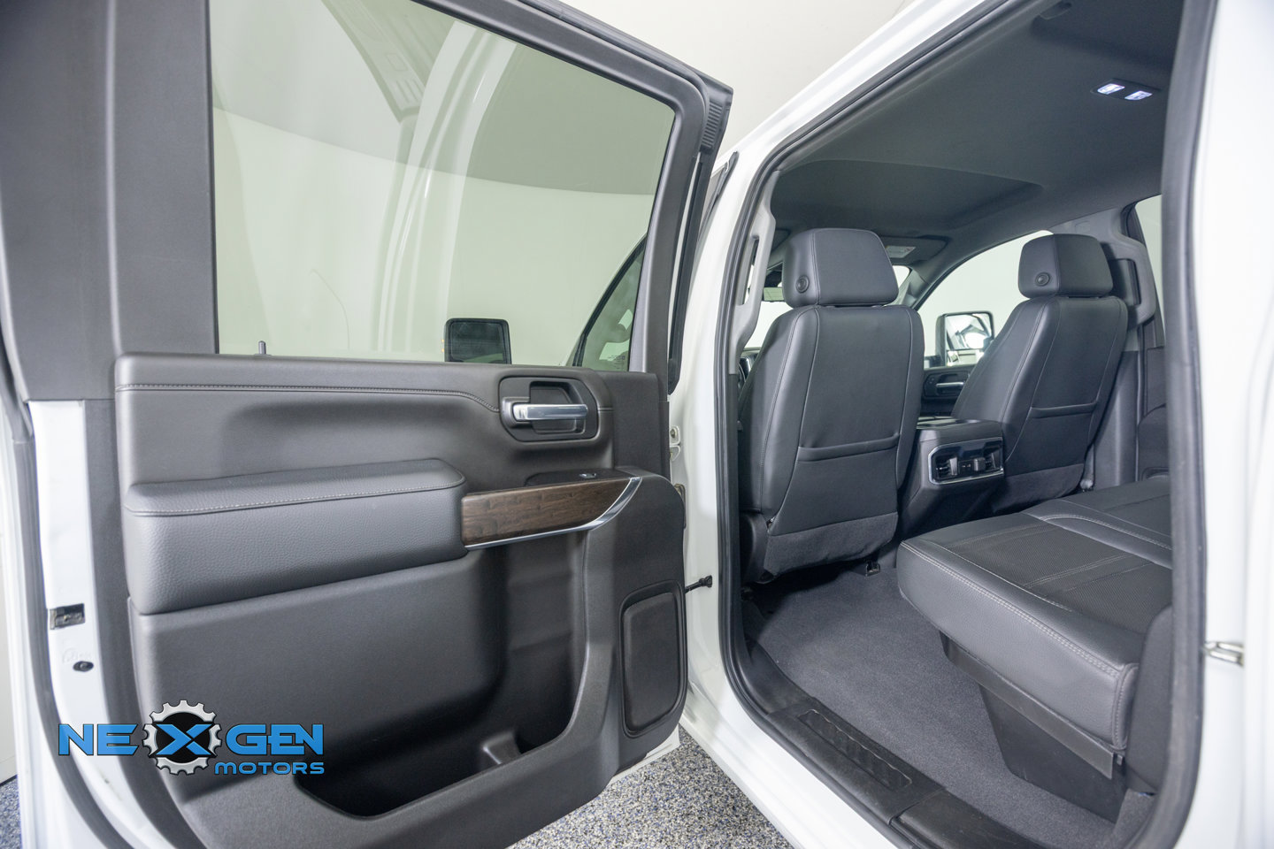 Used 2022 GMC Sierra 3500 Denali w/ Technology Package AWD/4WD image 29