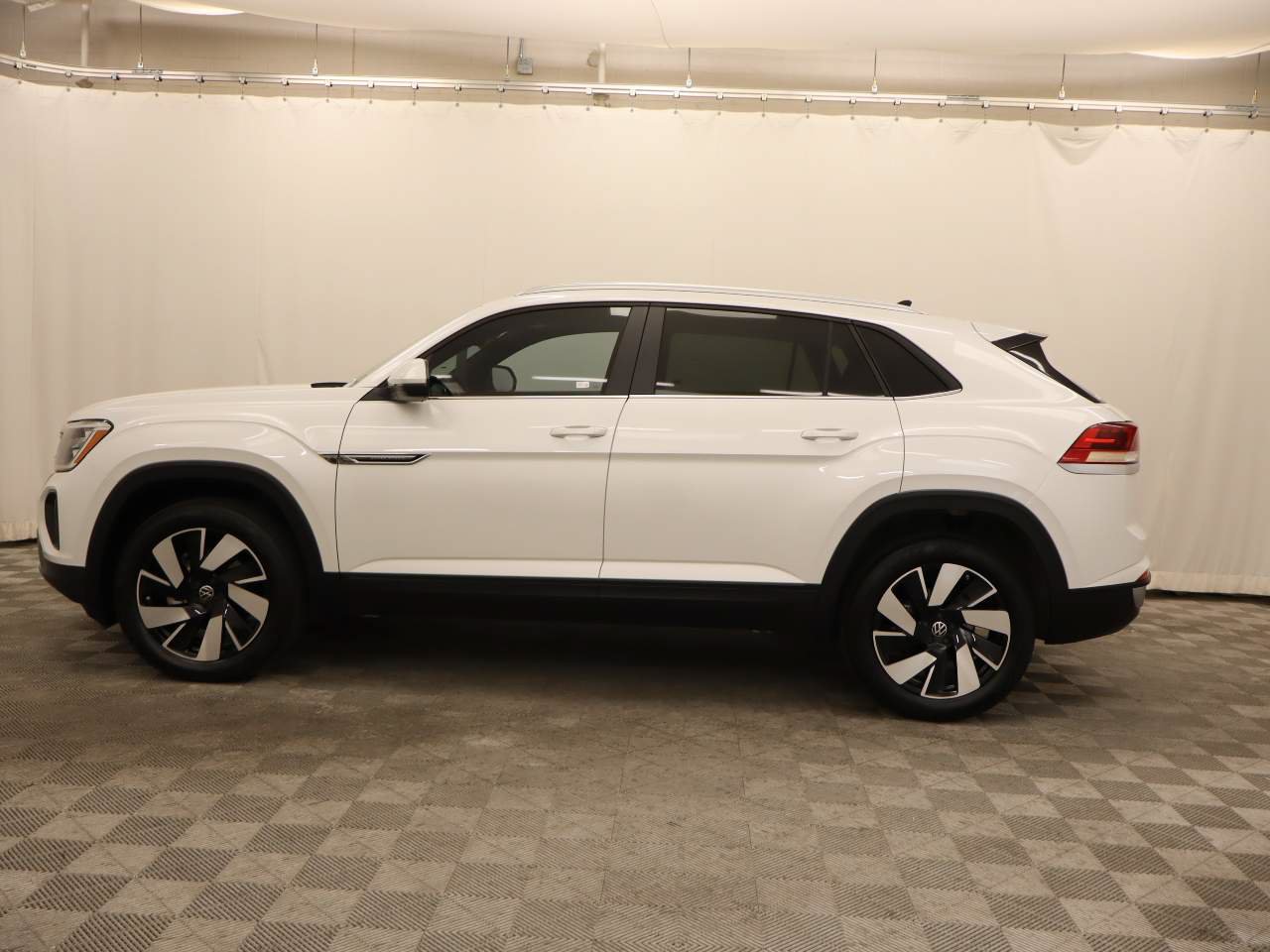 Certified 2026 Volkswagen Atlas Cross Sport SE FWD image 3