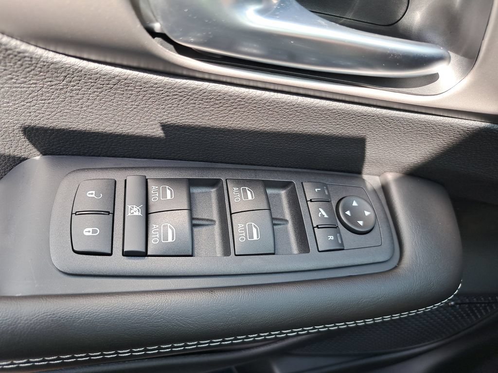 New 2027 Chrysler Pacifica Limited AWD/4WD image 30