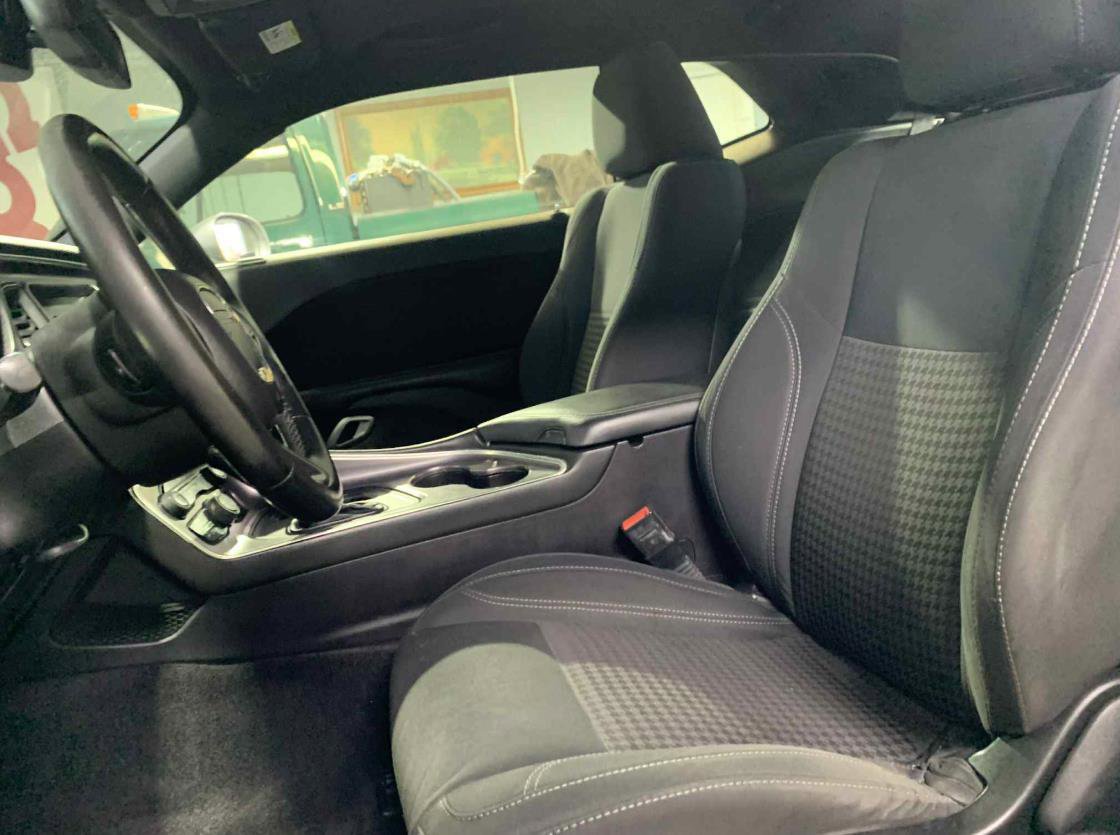 Used 2016 Dodge Challenger SXT image 10