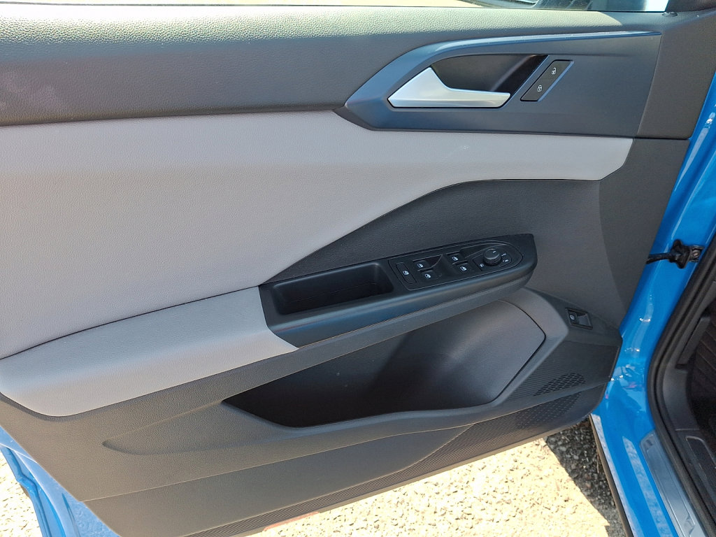 Used 2023 Volkswagen Taos SE w/ Panoramic Sunroof Package image 23