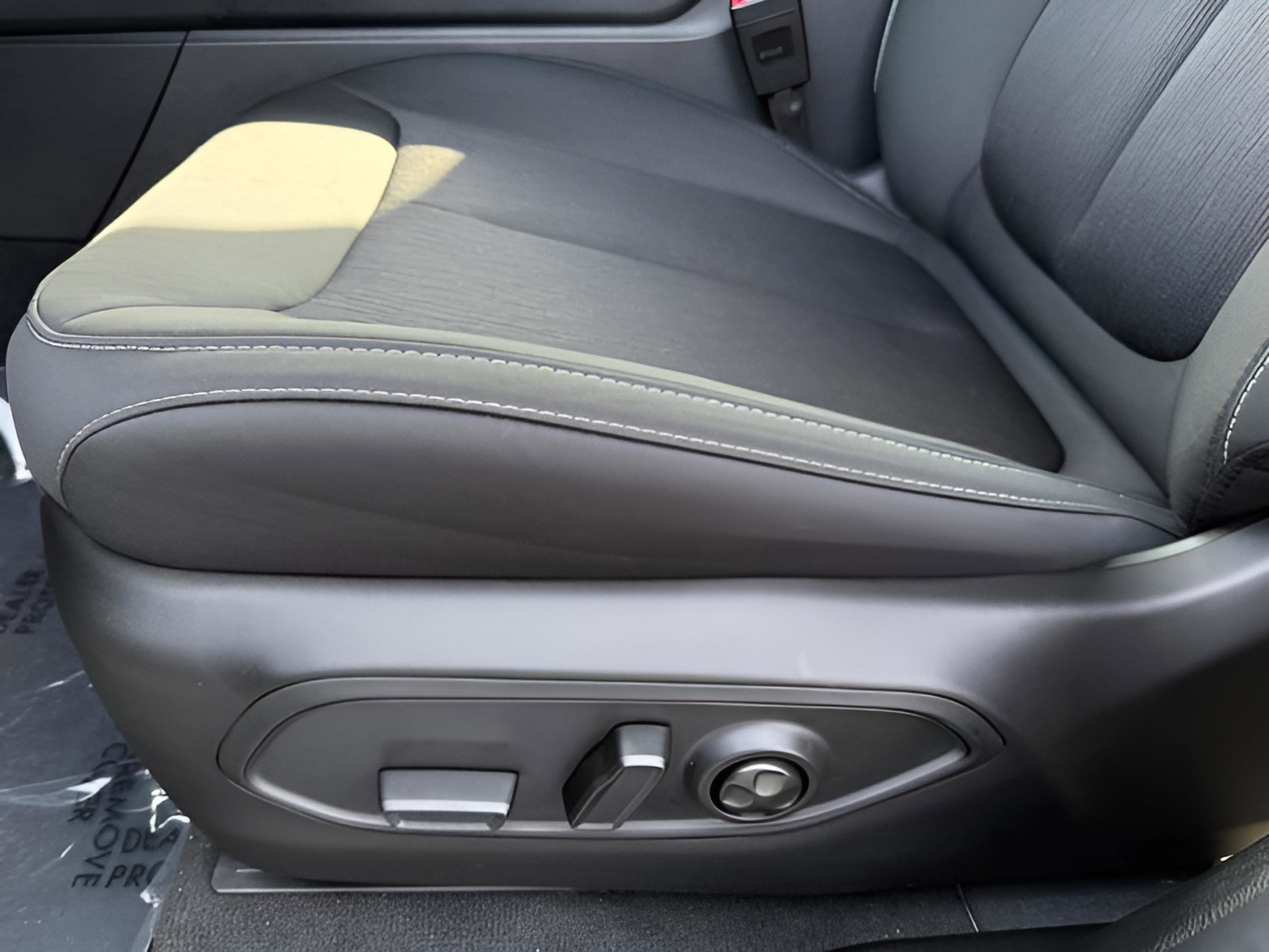 New 2025 Jeep Grand Cherokee L Laredo image 28