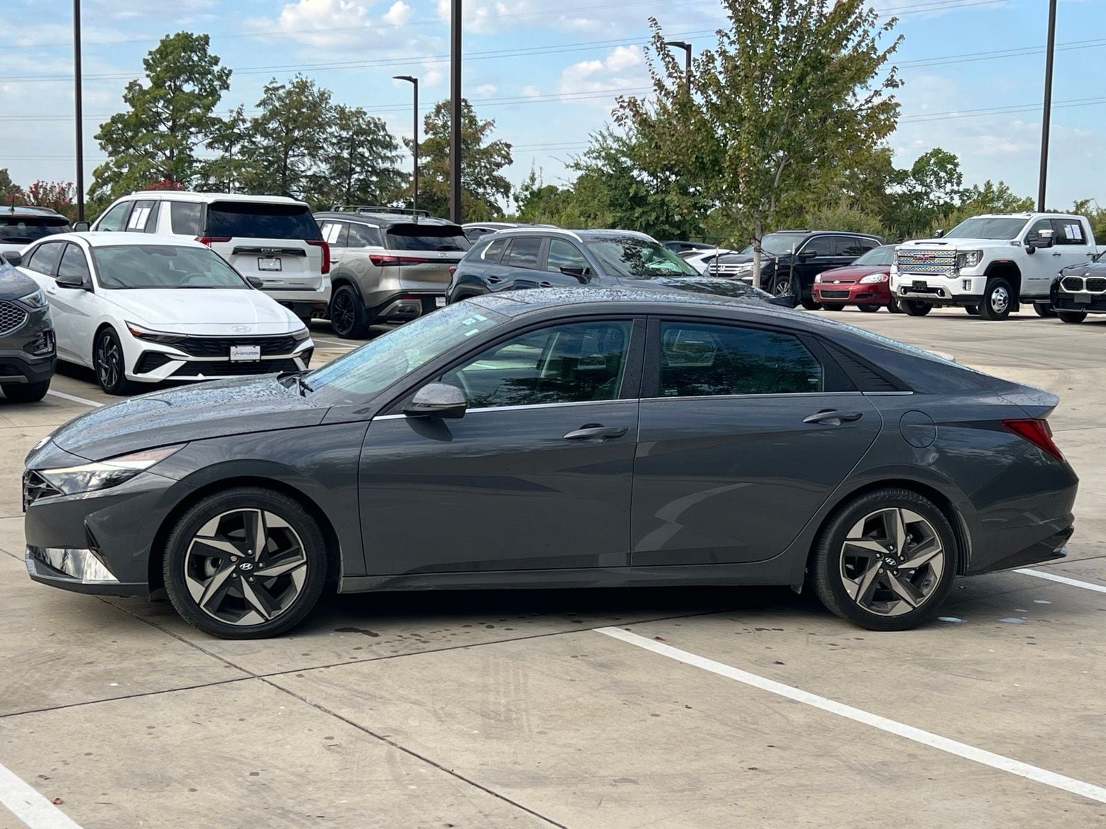Used 2023 Hyundai Elantra Limited w/ Preferred Accessory Package FWD image 6