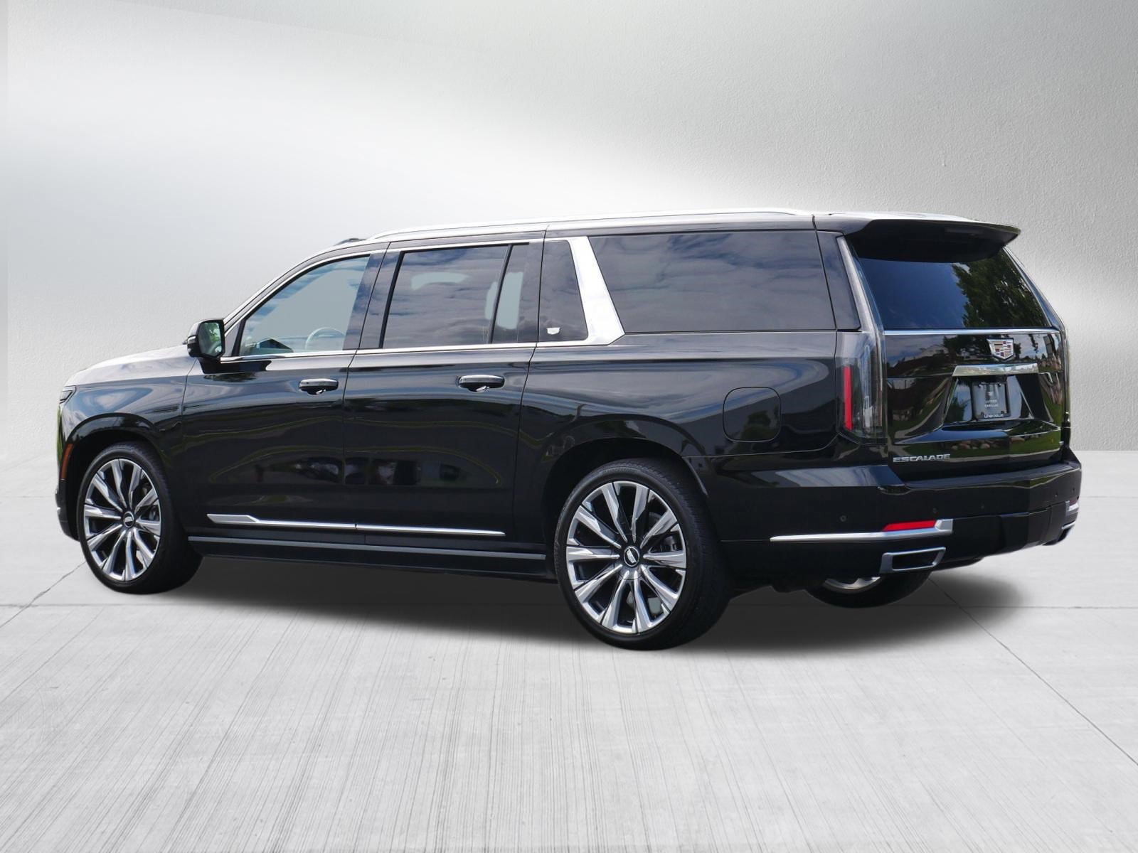 Used 2026 Cadillac Escalade ESV Luxury w/ Touring Package AWD/4WD image 4