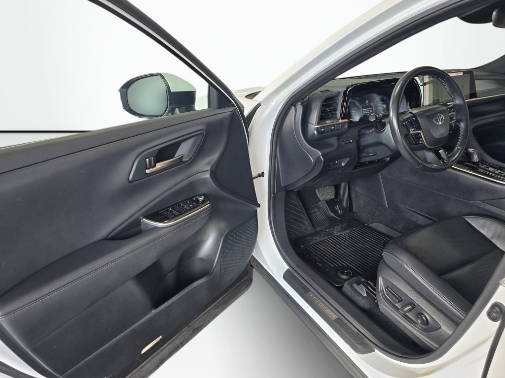 Used 2025 Toyota Crown AWD/4WD image 30