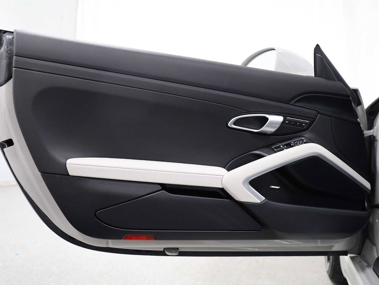 Used 2025 Porsche 718 Boxster RWD image 16