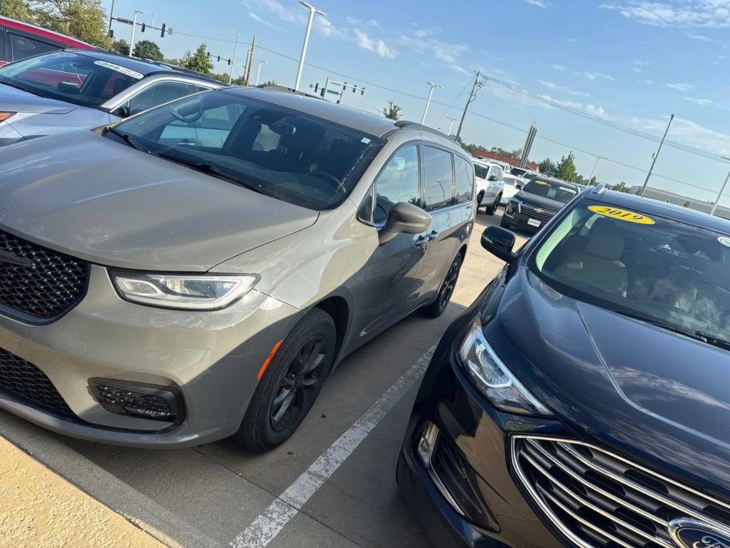 Used 2021 Chrysler Pacifica Touring-L w/ Uconnect Theater Family Group AWD/4WD image 2